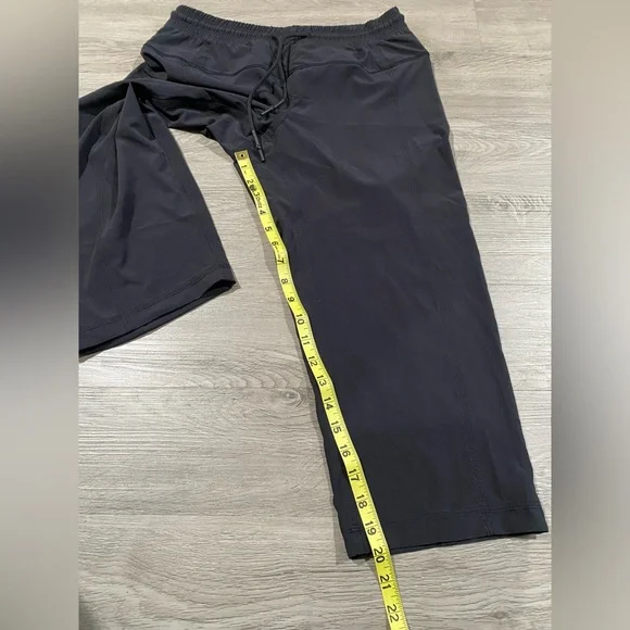Lululemon Ultra Light Cropped Pull‎ On Athletic Pants - Picture 3 of 6